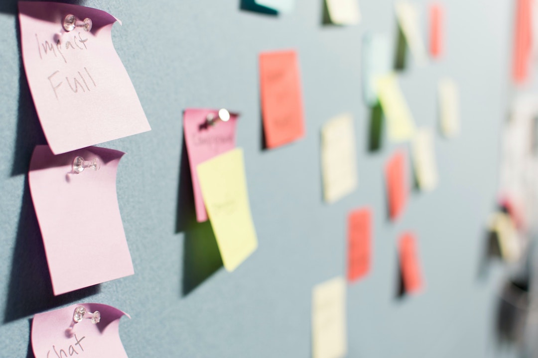 Tips on post-its - Photo by Patrick Perkins on Unsplash