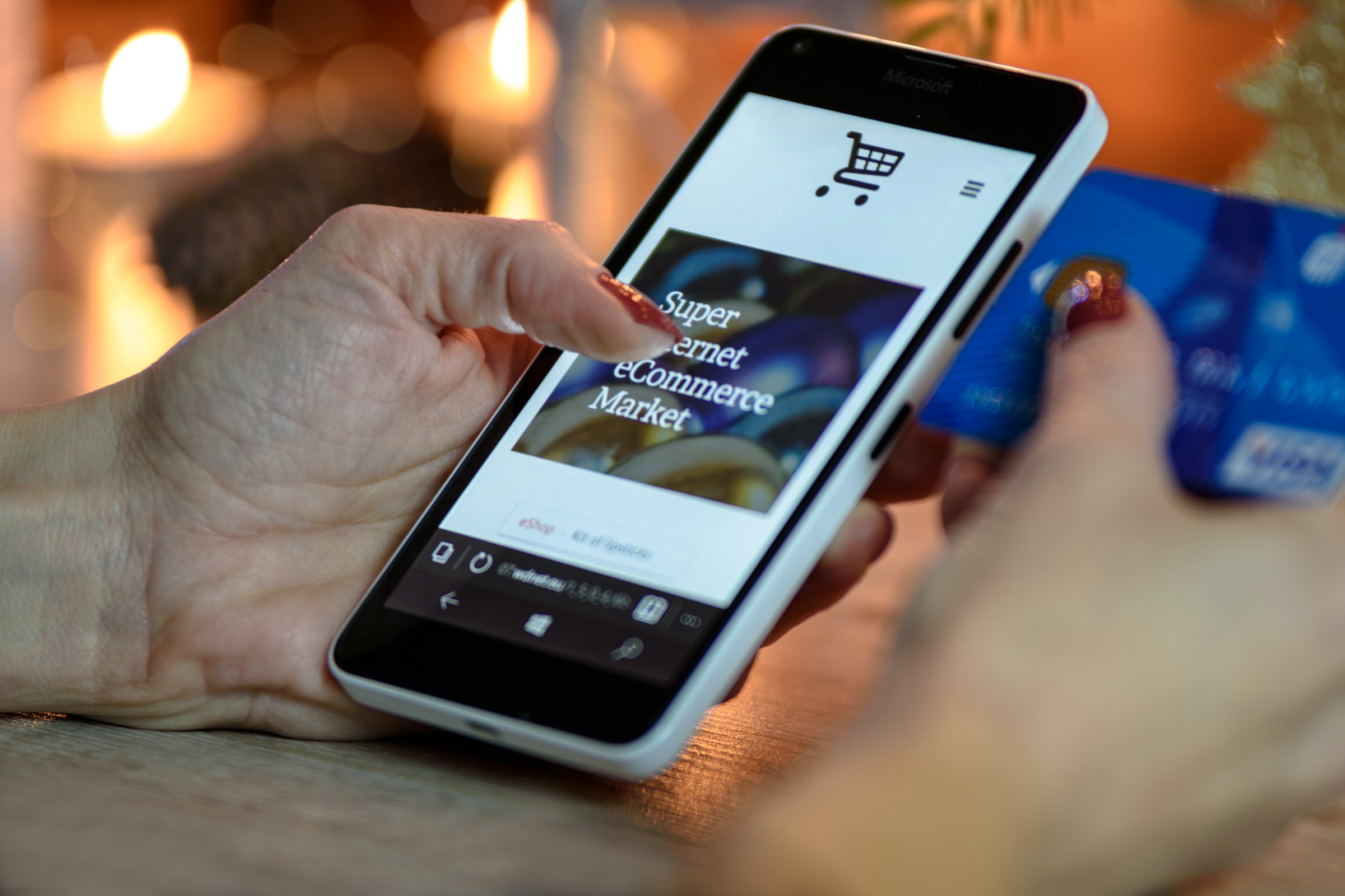 A thumb on an e-commerce website on a phone - convincing sales emails