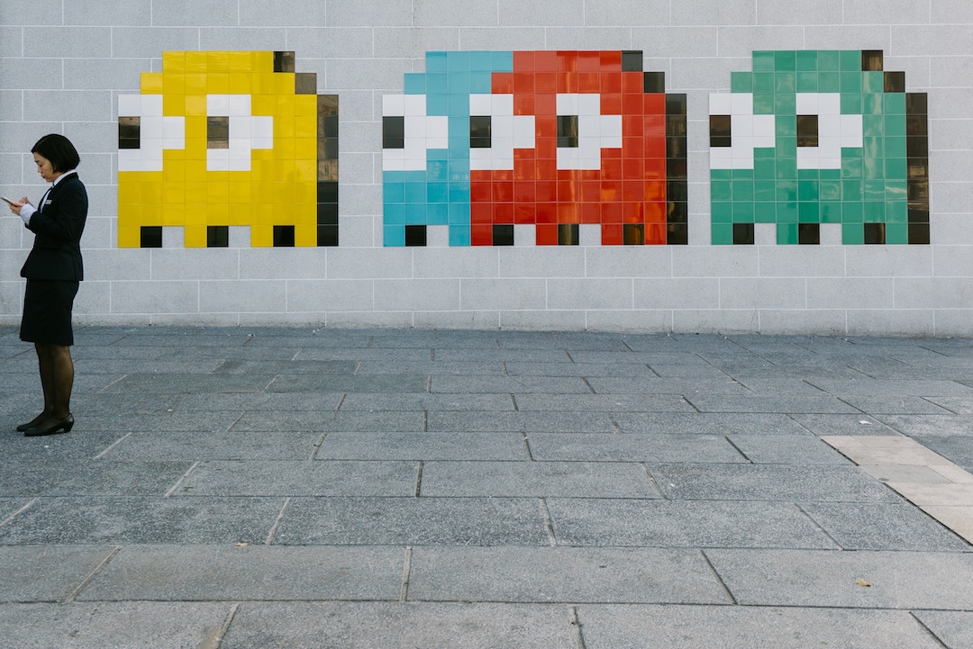 Pacman observing a lady on a wall - Photo bady abbas - Unsplash