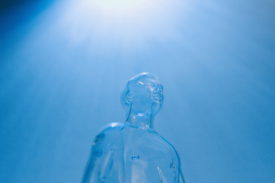 someone in clear plastic - Photo bu Tara Winstead Pexels